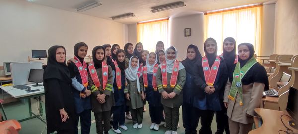 بازدید دانش‌آموزان پیشتاز‌ مدرسه شهید خاقانی از کلاس‌های رایانه کانون سمیه شیروان