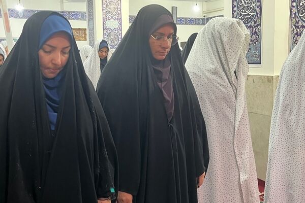 برپایی نماز جماعت همراه با بزرگداشت و تجلیل از مقام‌آوران دانش‌آموزی مدرسه نمونه دولتی ارشاد