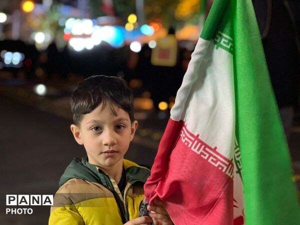حضور کودکان انقلابی کرج در راهپیمایی‌های شبانه