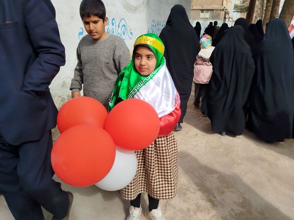 حضور پر شور کودکان و نوجوانان خلیل آبادی در راهپیمایی ۲۲ بهمن
