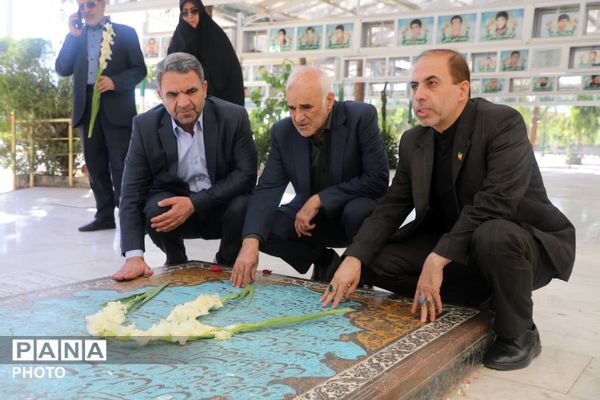 ادای احترام معاون وزیر آموزش و پرورش به شهدای جنگ رمضان در قم