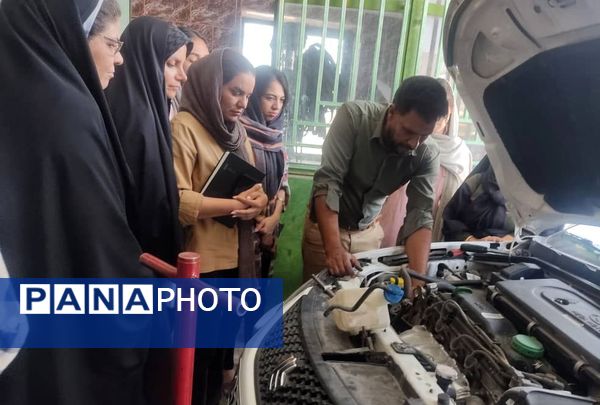 بانوان حاجی‌آباد در کارگاه تعمیرات ماشین
