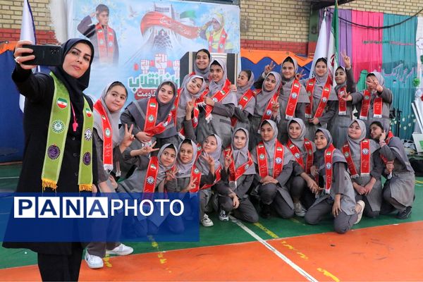 بهارستان دو صحنه همفکری، همدلی و همکاری پیشتازان در همایش یاوران انقلاب