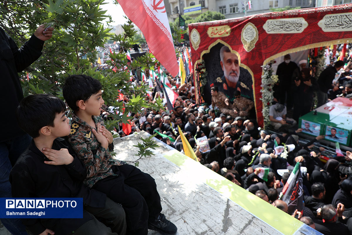 همبستگی مردم در مراسم تشییع شهدای اقتدار ملی