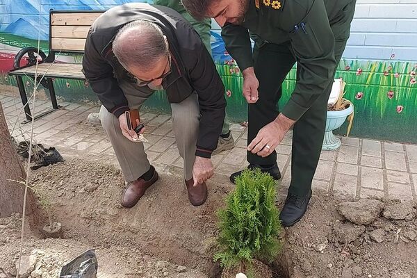 گرامیداشت روز درختکاری در دبستان حکیم نظامی کهریزک 