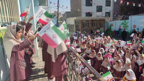 نکوداشت ایام الله دهه مبارک فجر در مدارس آزادواری یک و شهید رجایی یک منطقه پردیس 