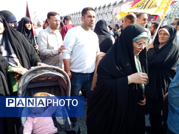 تشیع پیکر مطهر شهید عباس نیلفروشان با حضور پر شور مردم