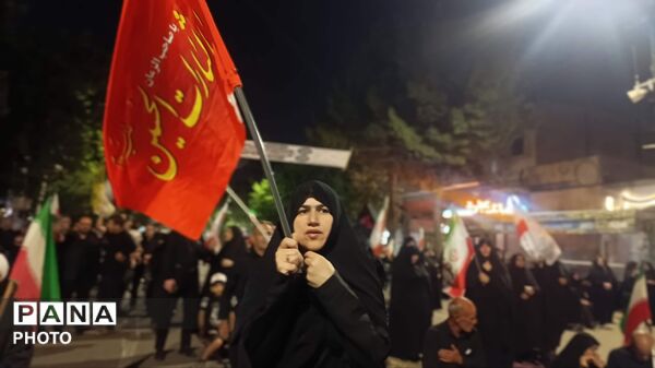 نهمین شب از مراسم عزاداری امام حسین همراه با هئیت زنجیر زنی در حسینیه امام خمینی