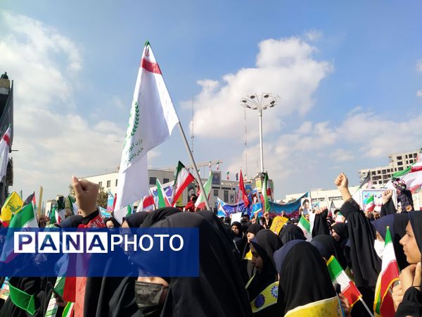  راهپیمایی  روز دانش آموز در مشهد با قلب هایی از جنس عزای حضرت فاطمه (س)