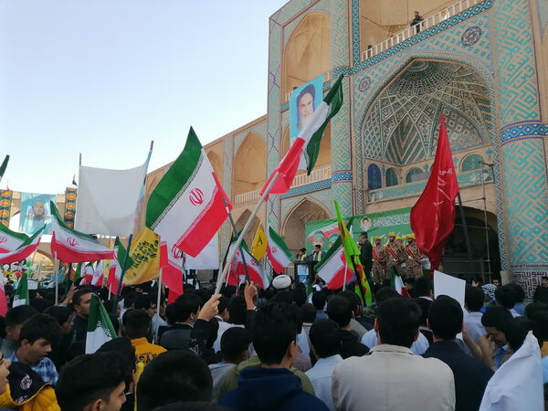 حضور دانش‌آموزان دبستان پسرانه احمد کاظمی ۱ در راهپیمایی ۱۳ آبان