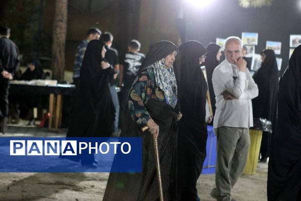 اجتماع «عاشقان بی‌نشان» در کاشان؛ روایت تصویر از شب ادای احترام به شهدا