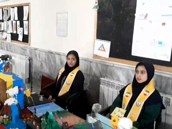 نمایشگاه دست سازه های دانش آموزان دبیرستان بهار آزادی
