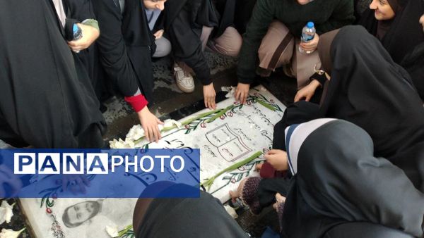 گرامیداشت یاد شهدا توسط دانش‌آموزان دبیرستان شهیده محبوبه دانش