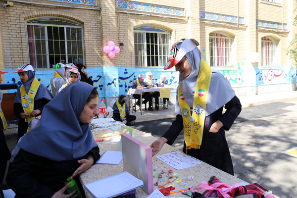 جشن عاطفه‌ها در دبیرستان ۱۳ آبان تبریز