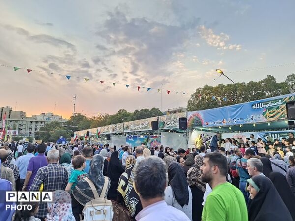 تهران در جشن بزرگ «امت احمد» به استقبال میلاد پیامبر(ص) و امام صادق (ع) رفت