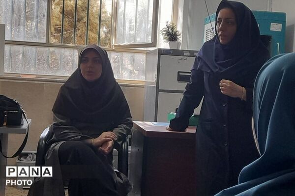 نشست تخصصی «همیاران مشاوره» در دبیرستان عفت