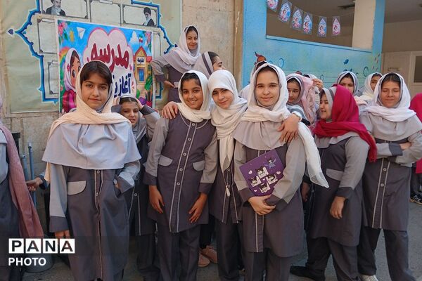 حضور دانش آموزان مدارس حاتم، مجتهده امین و محمد علی تحصیلی در جشن ولادت حضرت زینب (س)