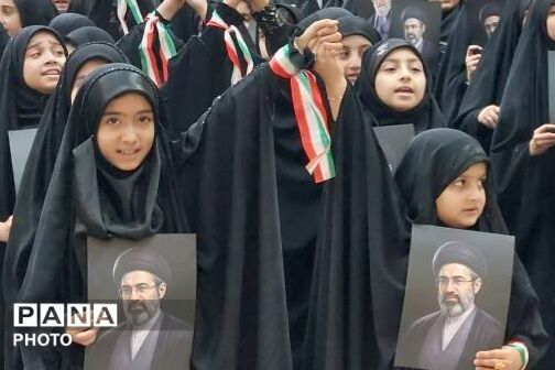 هم‌نوایی دانش‌آموزان منطقه ۵ تهران با سرود «باید برخاست» در سوگواری رهبر شهید