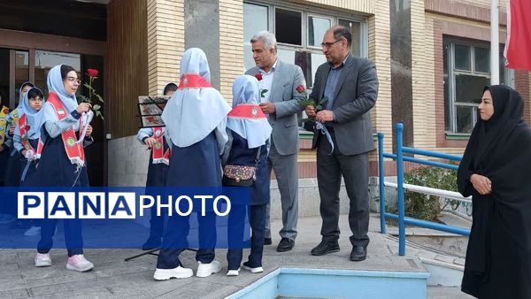 آغاز سال تحصیلی جدید باحضور مسئولان در دبستان فرهنگیان ۲ مشهد