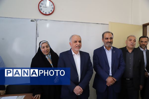 نواختن زنگ آغاز سال تحصیلی با حضور وزیر دادگستری 