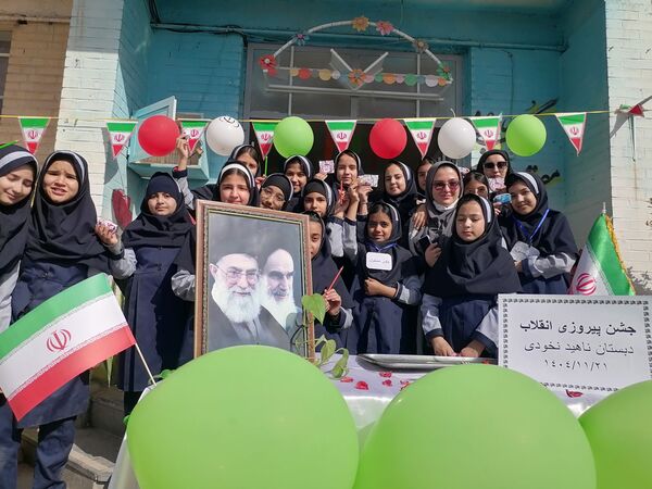  مراسم پیروزی انقلاب در مدرسه ناهید نخودی 