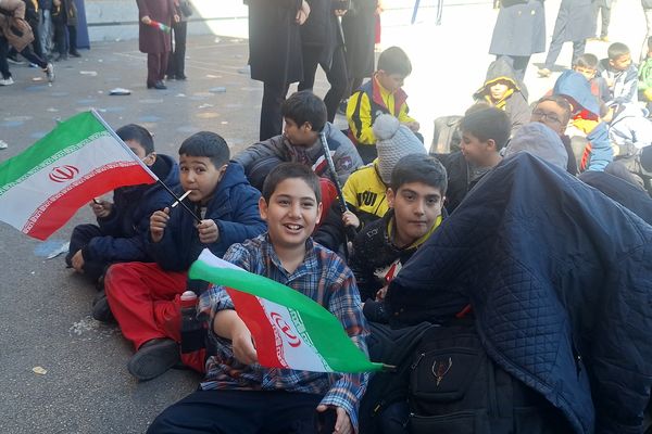 شادی دانش‌آموزان معارف ۶ در جشن پیروزی انقلاب 