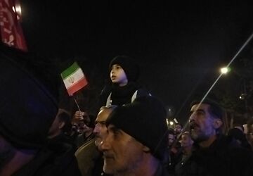 مشت ها در نیشابور به پرواز در می آیند 