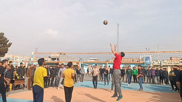 برگزاری فینال مسابقات والیبال گروهی درون مدرسه‌ای در دبیرستان شاهد ابوذر غفاری 