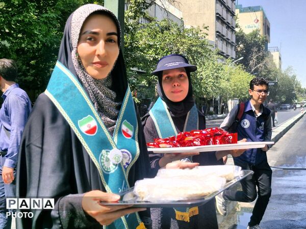 حضور پرشور مردم در خیابان فلسطین برای بدرقه رهبر