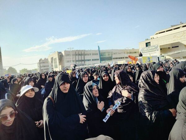 راهپیمایی خانوادگی گرامیداشت روز عفاف و حجاب در میدان شهدا مشهد 