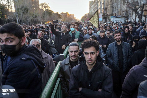 حضور مردم داغدار تهران در خیابان‌های مرکز شهر پس از اعلام خبر شهادت رهبر انقلاب
