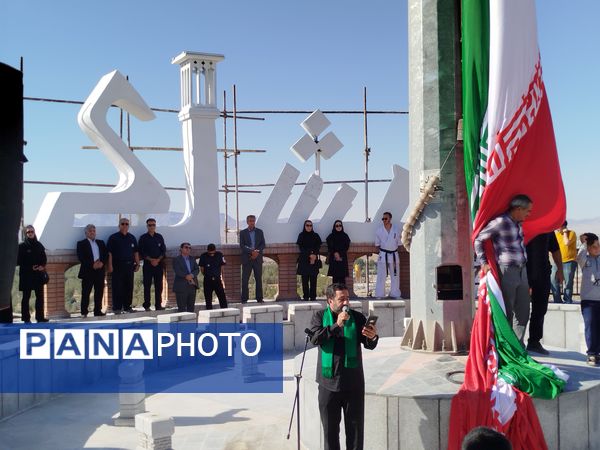  آیین برافراشته شدن پرچم مقدس ایران در بلندترین نقطه کاشمر
