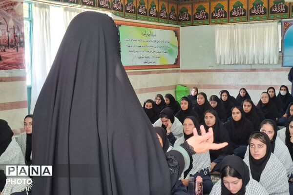 رزمایش رژه اقتدار در دبیرستان بنت الهدی بهارستان‌دو