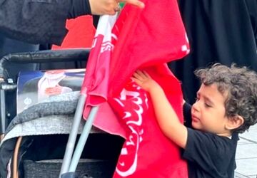 دستان کوچک در وداعی بزرگ؛ حضور کودکان در مراسم تشییع پیکر رهبر شهید