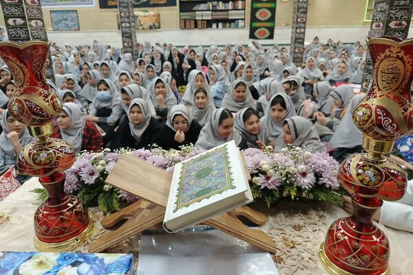 حضور دانش‌آموزان دبستان حاتم ناحیه دو شهرری در مراسم ضیافت افطاری 