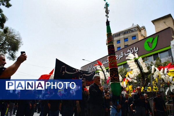 پرچم‌های عزا بر فراز حرم امام رضا(ع)