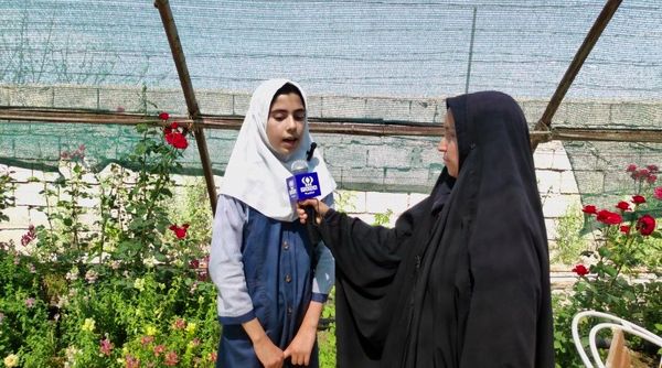 بازدید دانش‌آموزان مدرسه شهید خاقانی از گلخانه پیشه‌وران شیروان