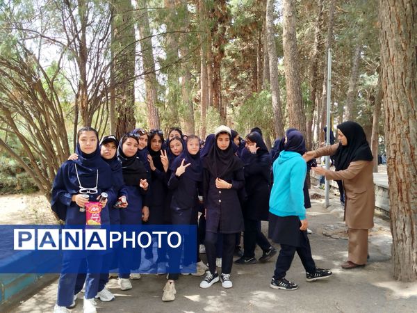 اردوی تفریحی تشویقی دانش‌آموزان دبیرستان زنده یاد رقیه مظفری‌نیا 