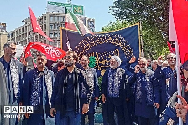 خروش نوجوانان در بدرقه رهبر شهید