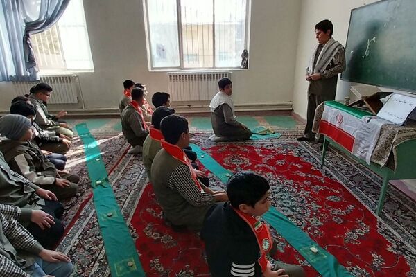 پیش‌اجلاسیه نماز در مدارس فیروزکوه با تجلیل از فعالان دینی