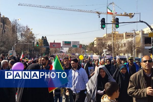 حضور پرشور مردم شیراز در راهپیمایی 22 بهمن، خون تازه در رگ‌های انقلاب 