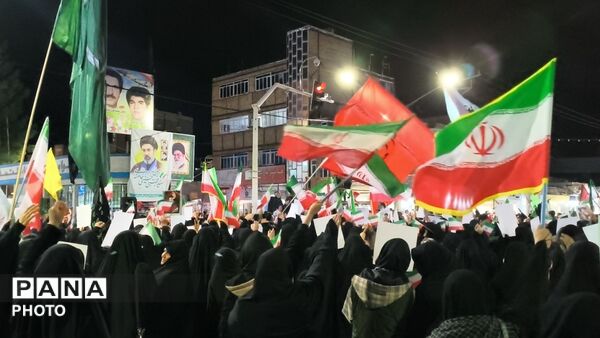 زنان و دختران سرخسی در صف اول دفاع از رهبری و ارزش‌ها