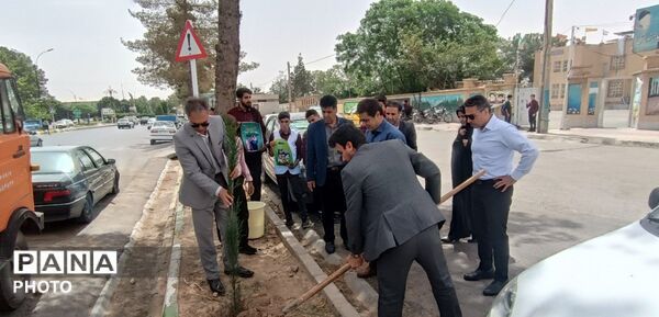 مسئولین اداره آموزش و پرورش کاشمر دو نهال بر زمین نهادند