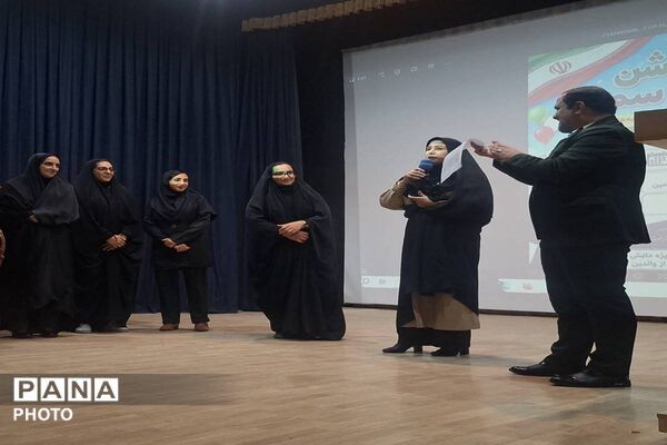 مراسم اعطای نشان سمپاد به دانش آموزان فرزانگان ورامین