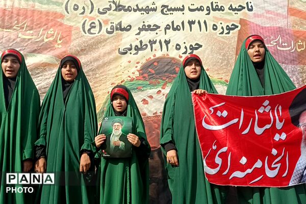 اجرای گروه سرود ریحانه‌الحسین پردیس در مراسم تشییع  رهبر شهید
