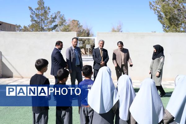 بازدید مشاور وزیر آموزش و پرورش از پروژه‌های مدرسه‌سازی در بخش بهمن ابرکوه 