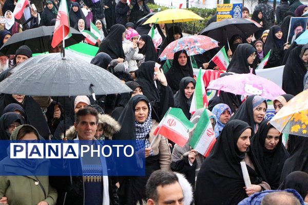 خلاقیت و نشاط دانش‌آموزی در غرفه‌های آموزش و پرورش در مسیر راهپیمایی ۲۲ بهمن