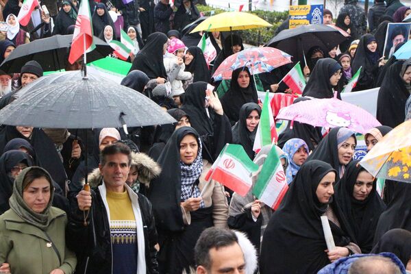 خلاقیت و نشاط دانش‌آموزی در غرفه‌های آموزش و پرورش در مسیر راهپیمایی ۲۲ بهمن