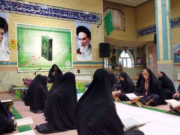 محفل قرآنی دانش‌آموزان در شهر راز