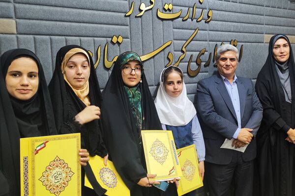 دیدار صمیمی استاندار کردستان با جمعی از دختران نخبه استان